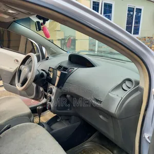 Toyota Vitz 2010 Silver