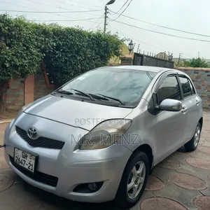 Toyota Vitz 2010 Silver