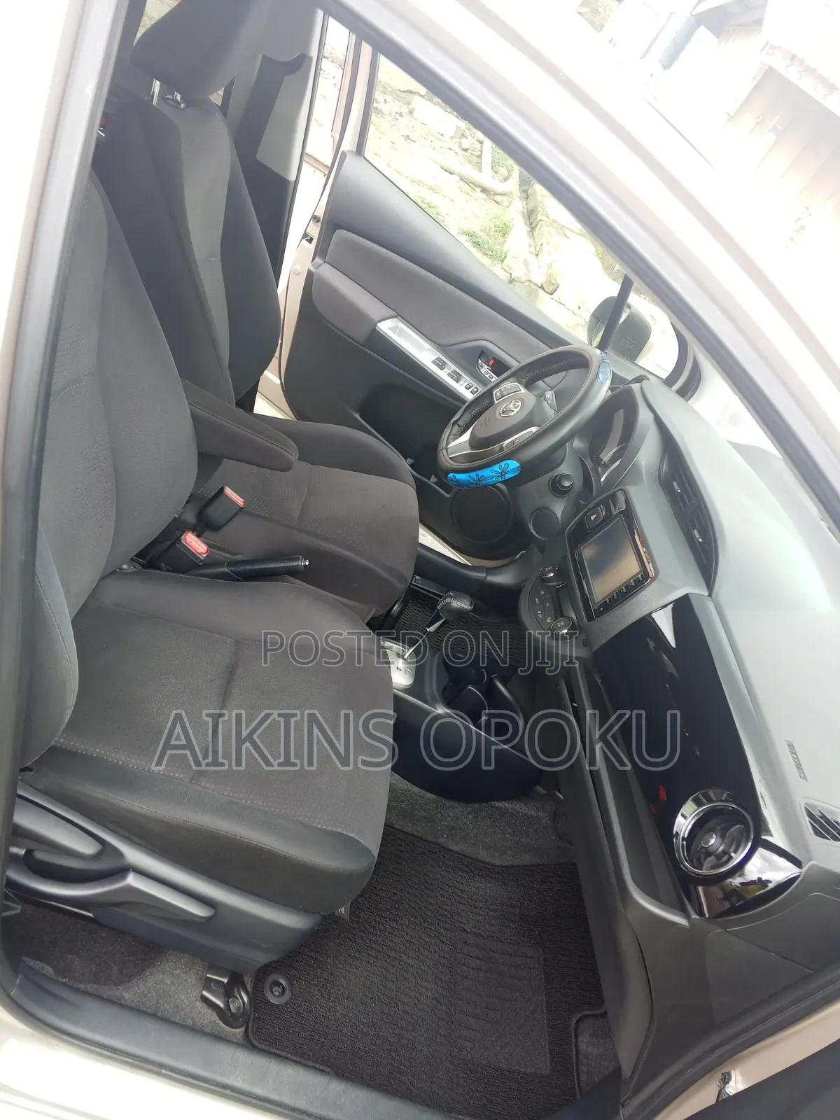 Toyota Vitz 1.5 FWD 5dr 2016 Gold
