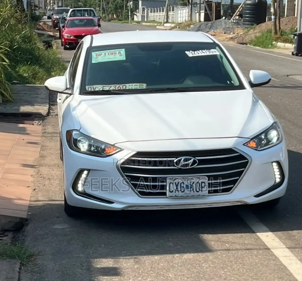 Hyundai Elantra SE Sedan FWD (2.0L 4cyl 6M) 2017 White
