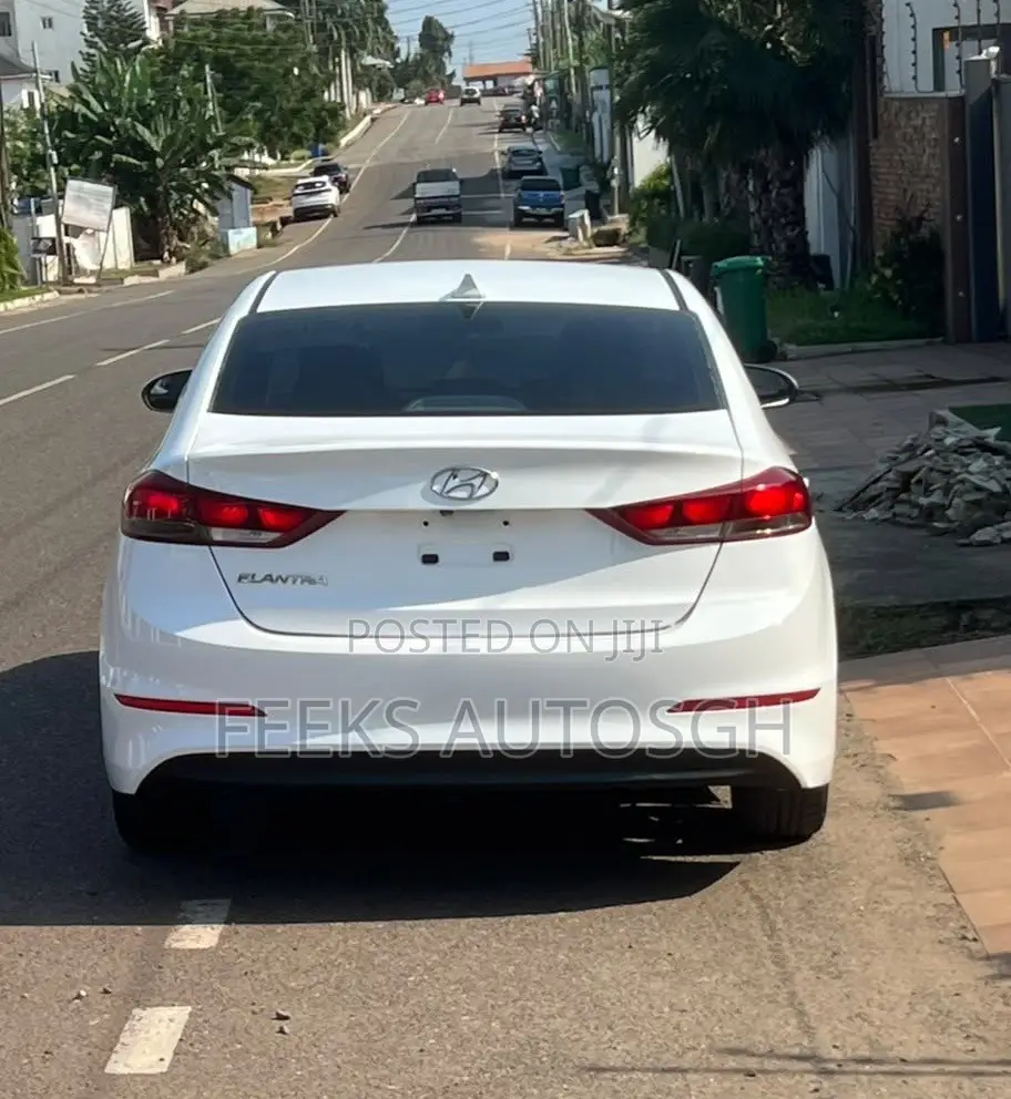 Hyundai Elantra SE Sedan FWD (2.0L 4cyl 6M) 2017 White