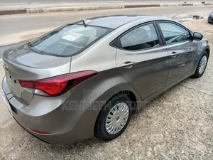 Hyundai Elantra Limited Sedan FWD (1.8L 4cyl 6A) 2016 Gold