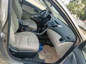 Hyundai Elantra Limited Sedan FWD (1.8L 4cyl 6A) 2016 Gold