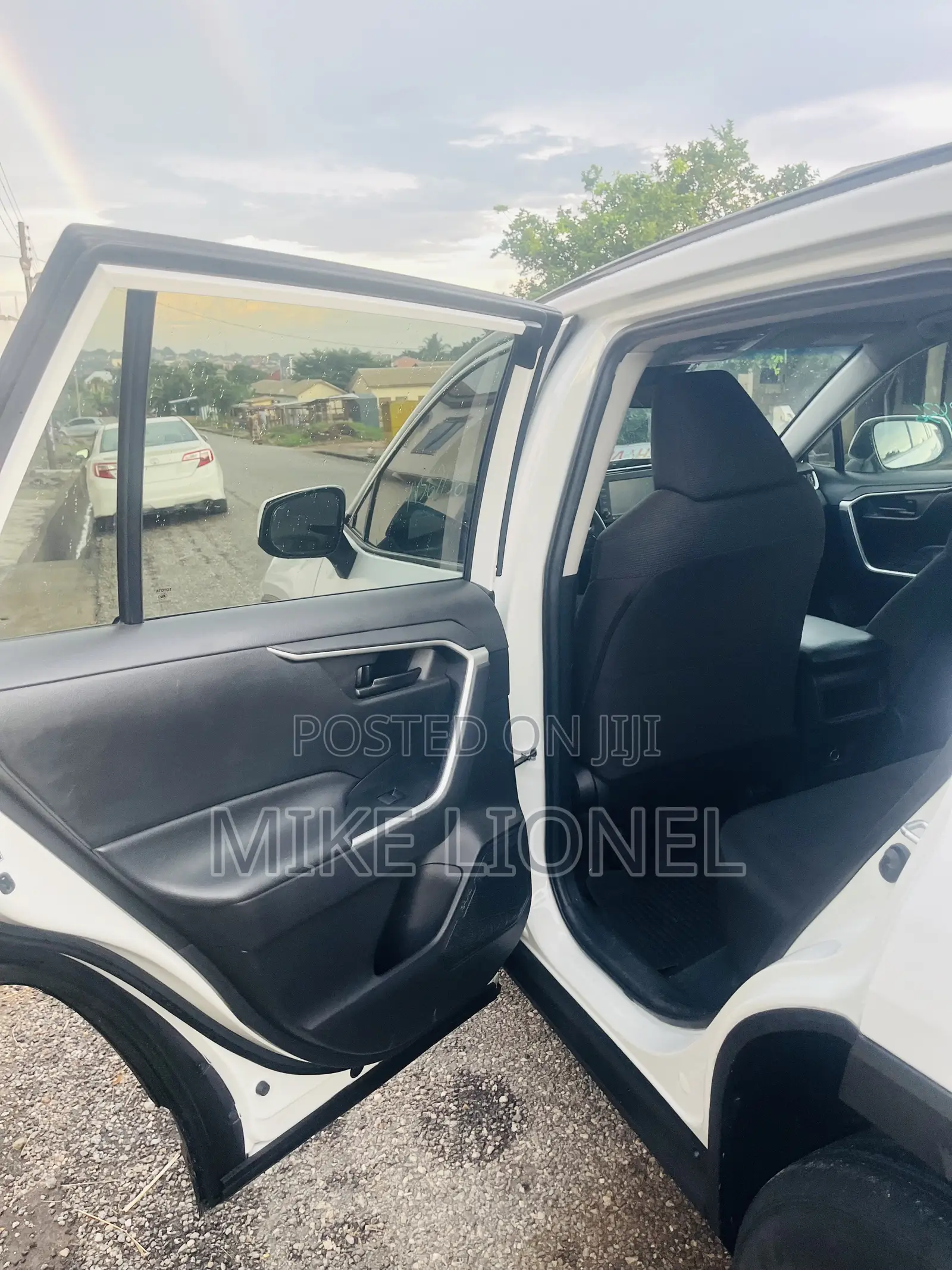 Toyota RAV4 LE AWD 2020 White