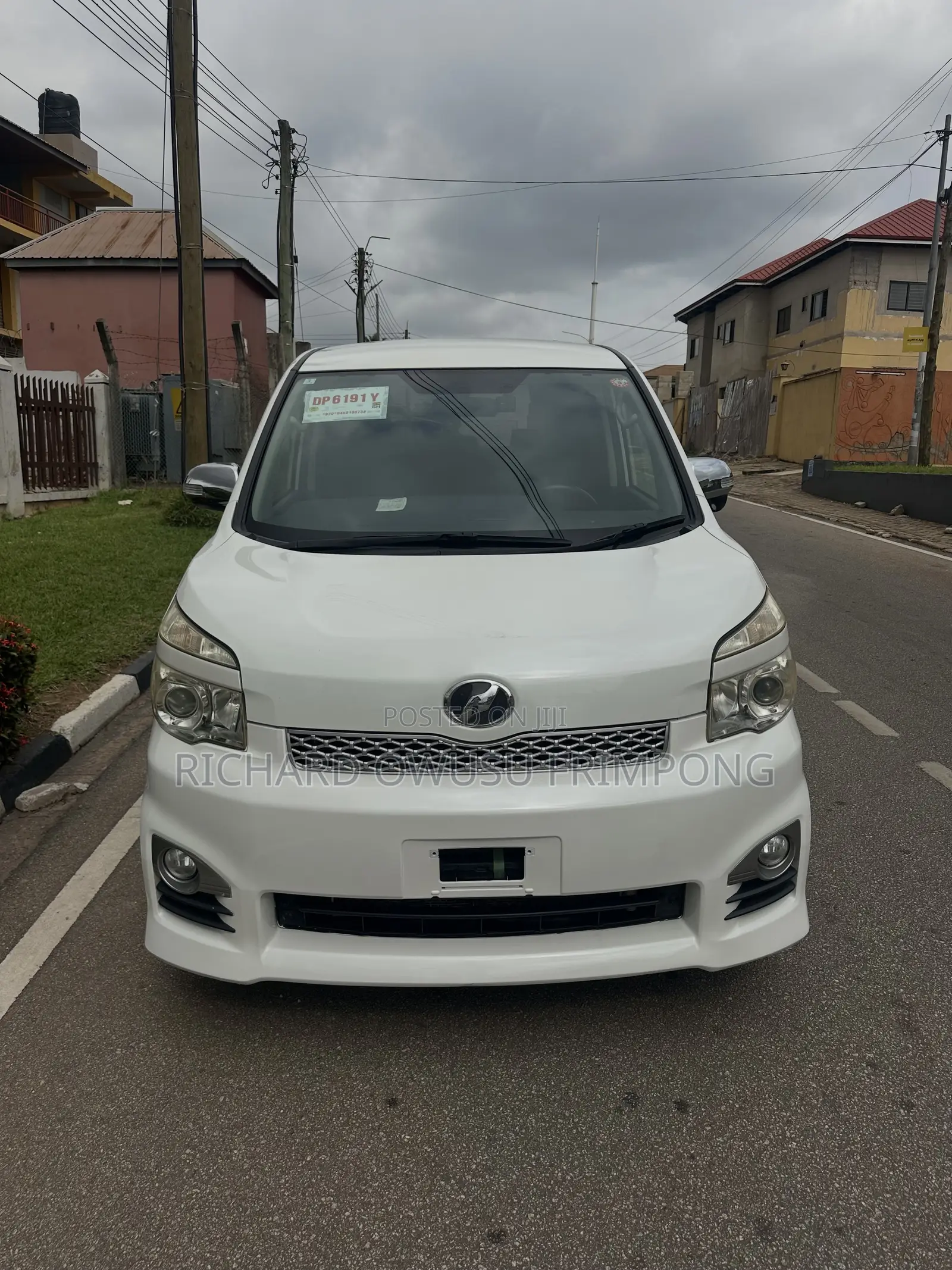 Toyota Voxy V 2WD 8-Seater 2012 White