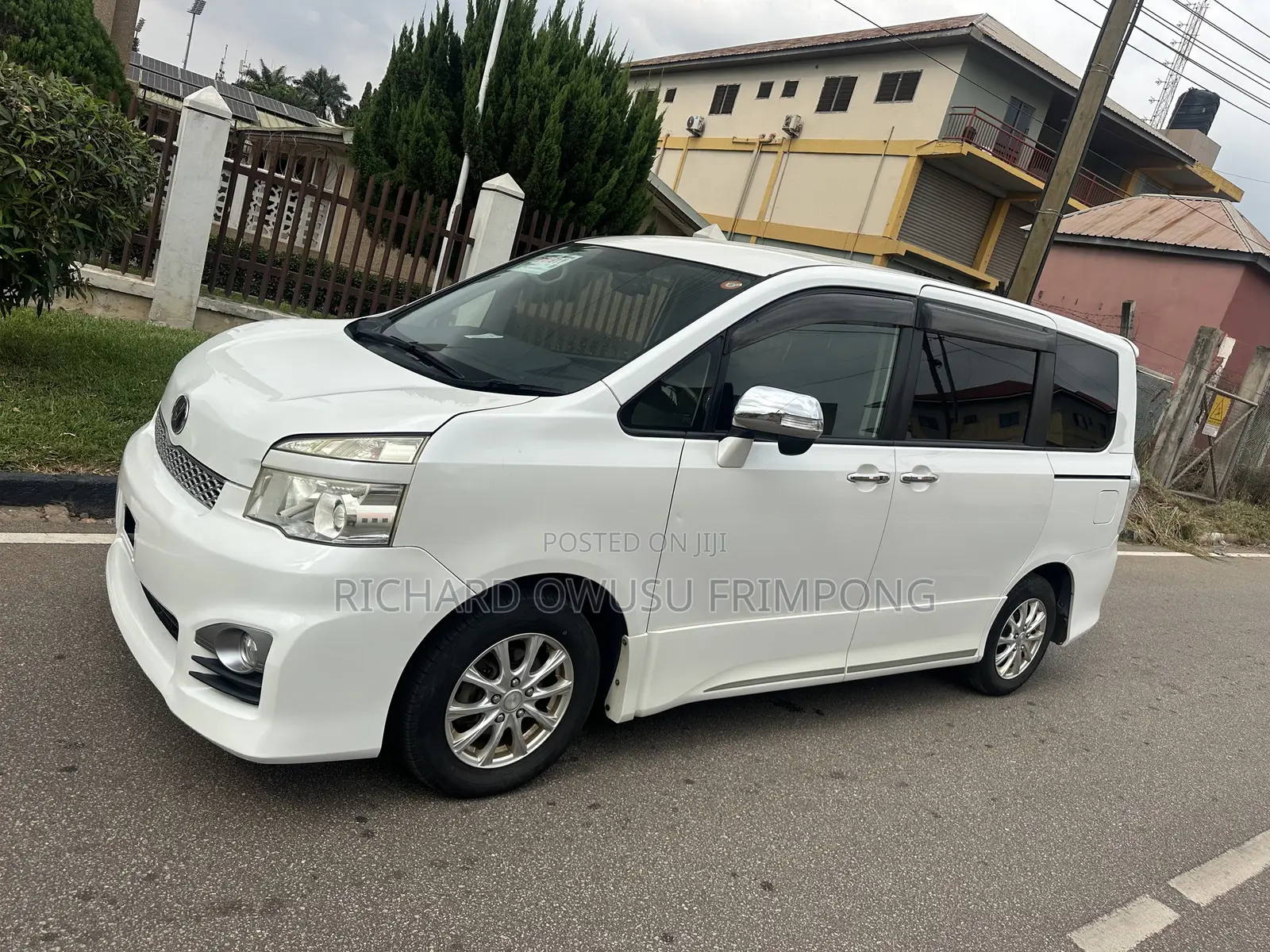 Toyota Voxy V 2WD 8-Seater 2012 White