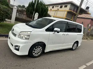 Toyota Voxy V 2WD 8-Seater 2012 White