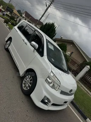 Toyota Voxy V 2WD 8-Seater 2012 White