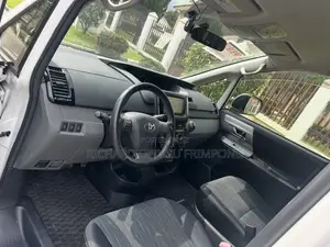 Toyota Voxy V 2WD 8-Seater 2012 White