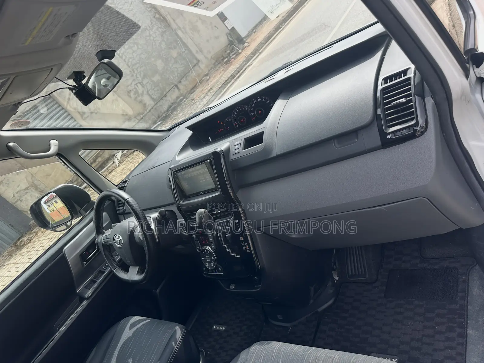 Toyota Voxy V 2WD 8-Seater 2012 White