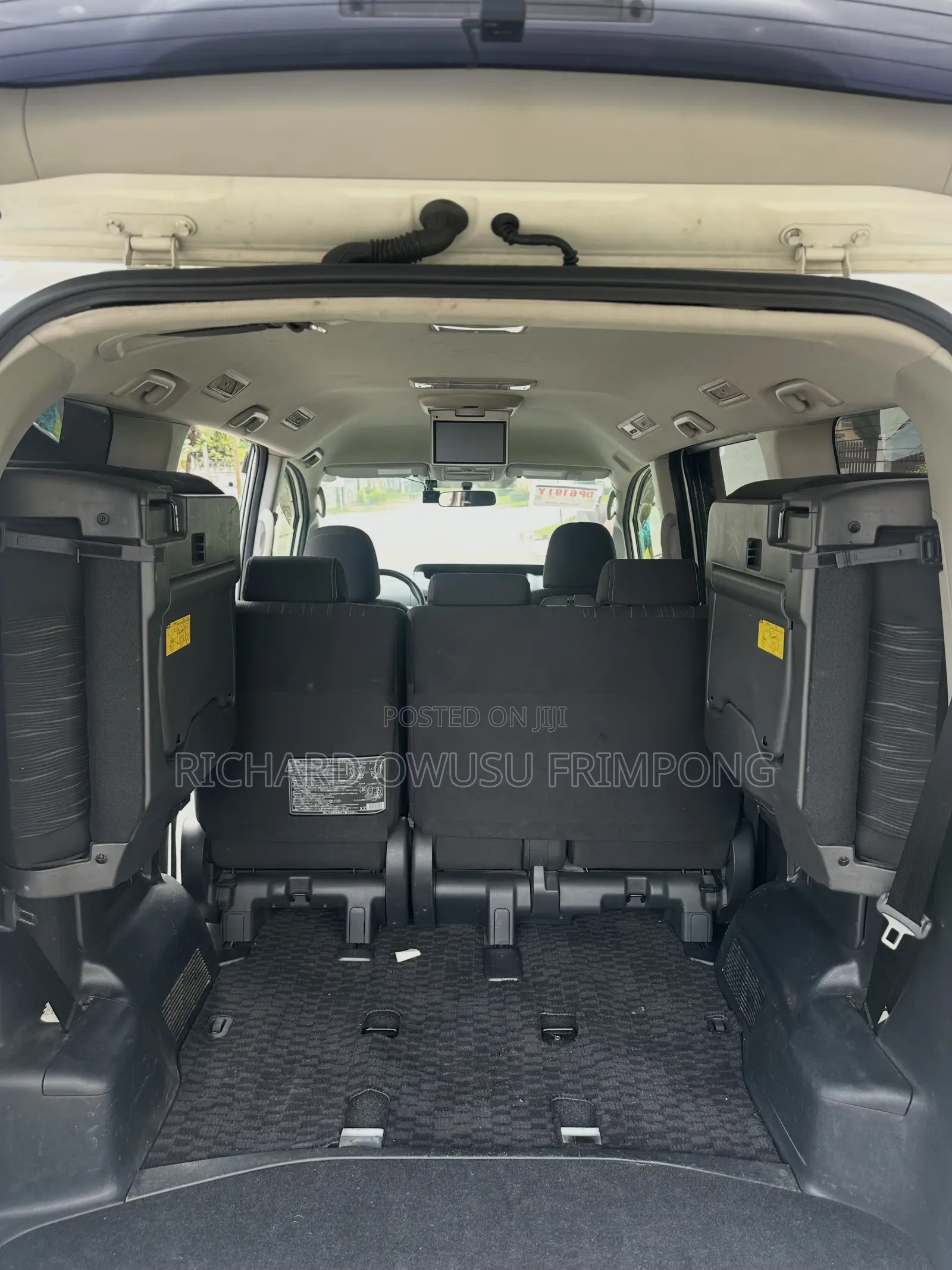 Toyota Voxy V 2WD 8-Seater 2012 White