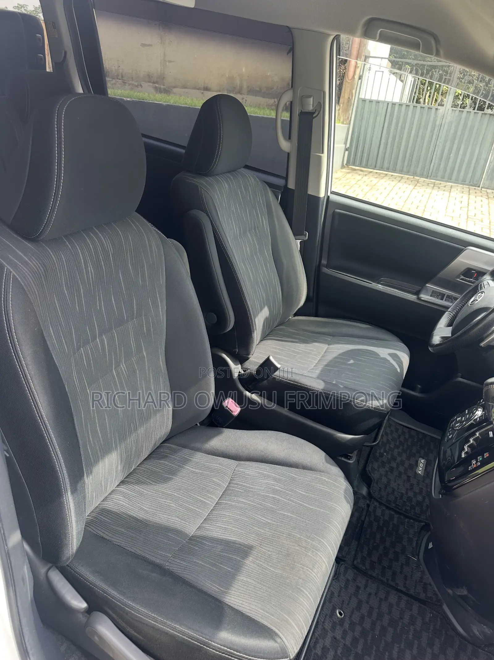 Toyota Voxy V 2WD 8-Seater 2012 White
