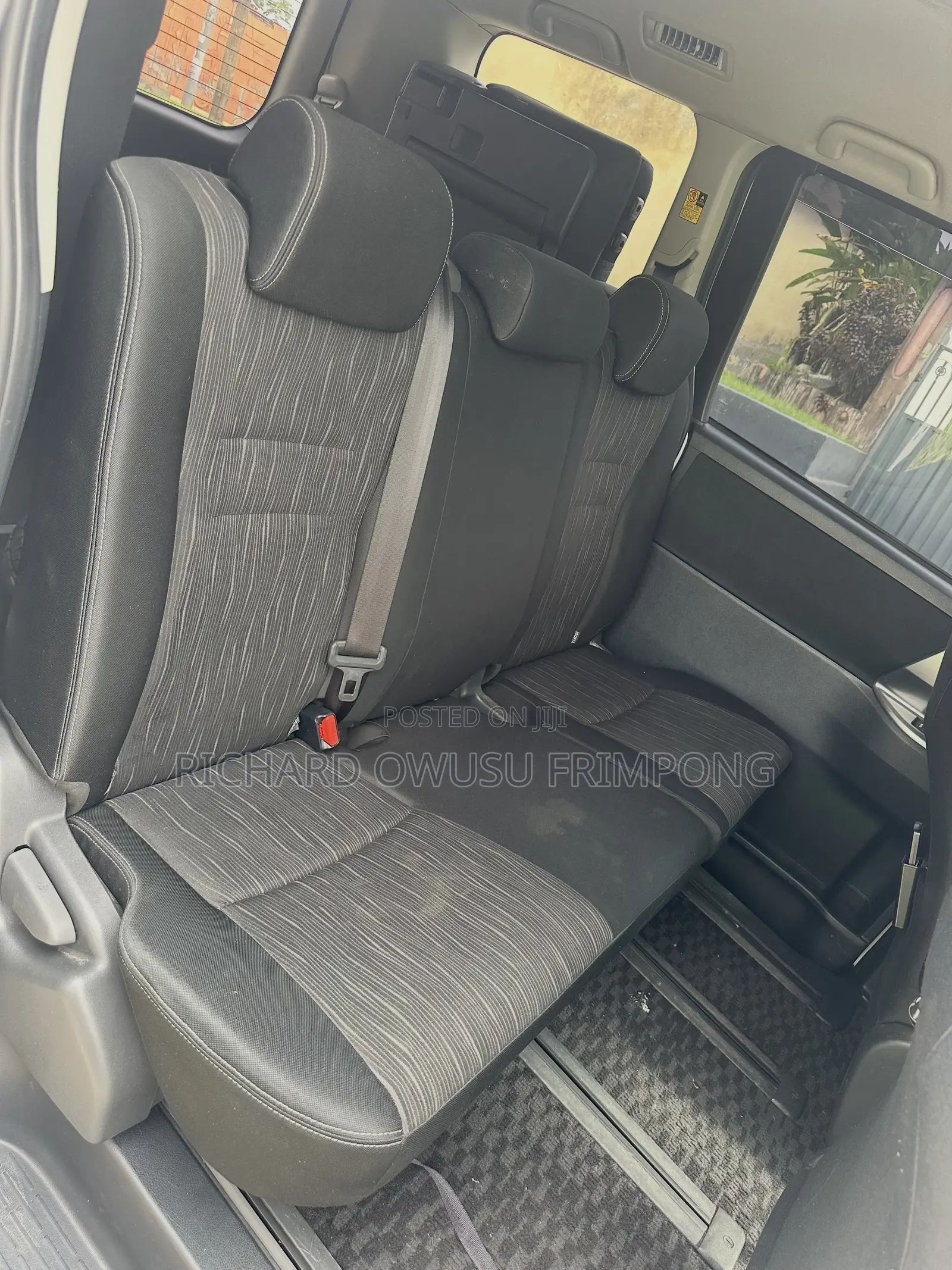 Toyota Voxy V 2WD 8-Seater 2012 White