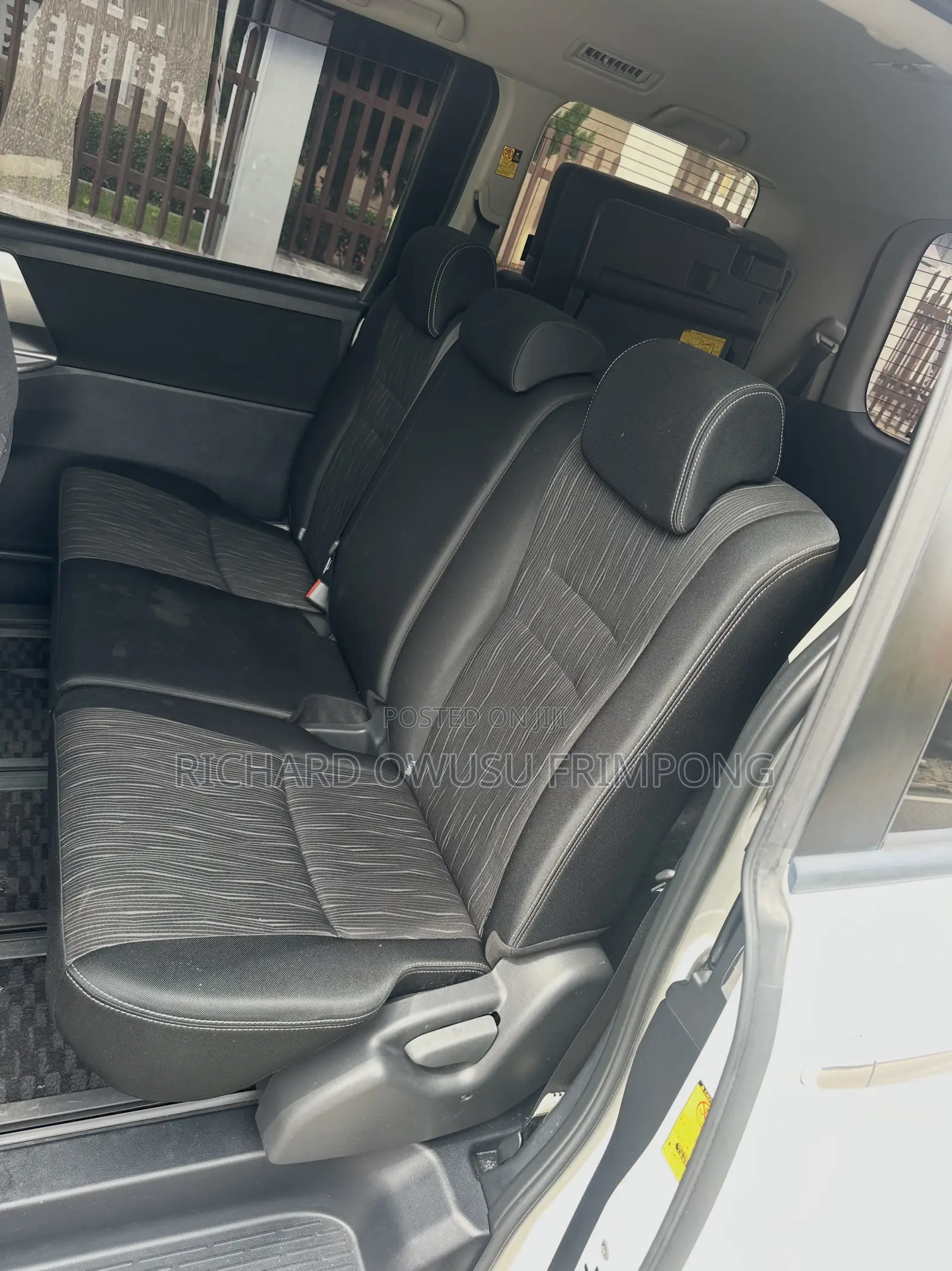 Toyota Voxy V 2WD 8-Seater 2012 White