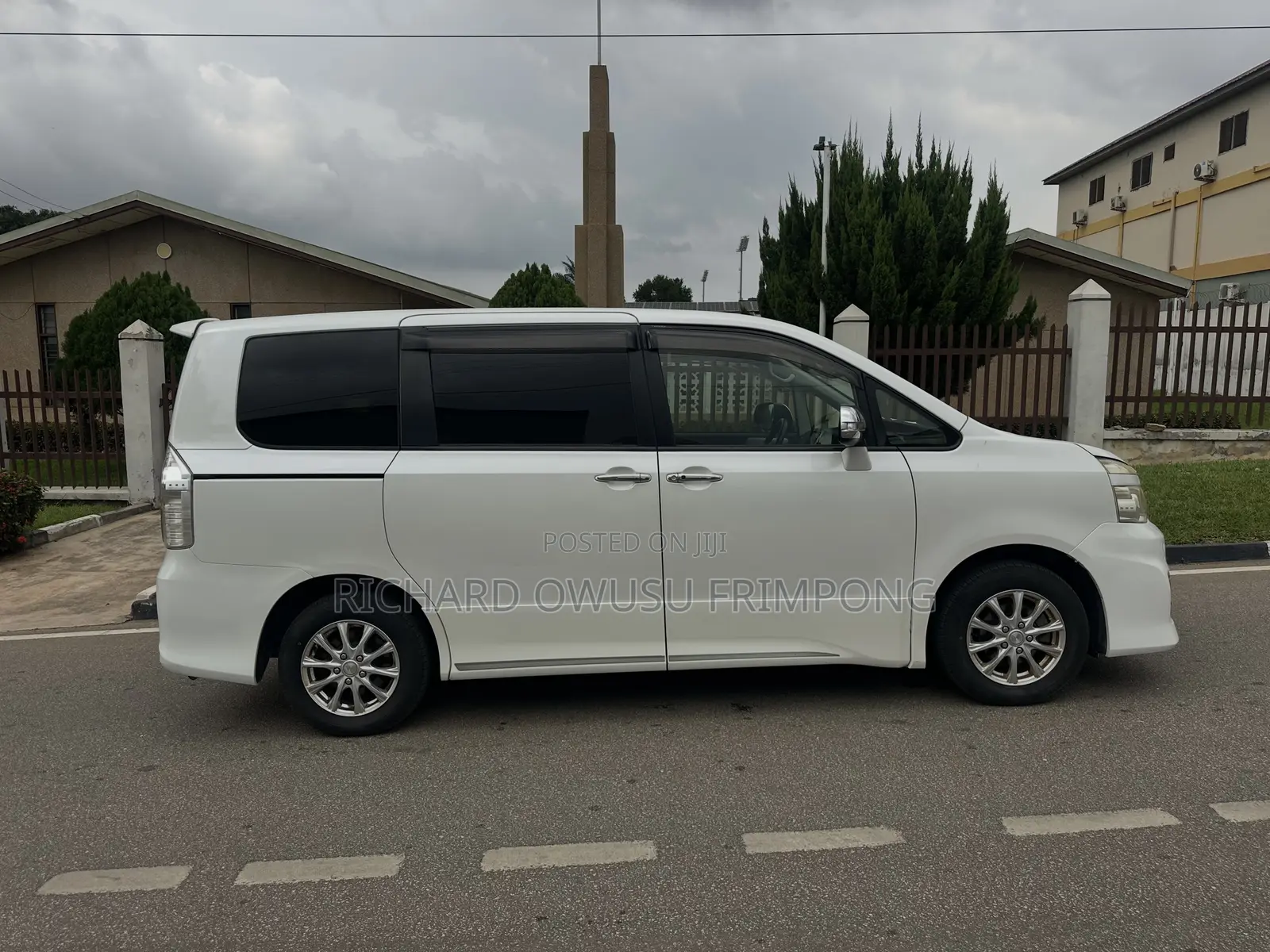 Toyota Voxy V 2WD 8-Seater 2012 White