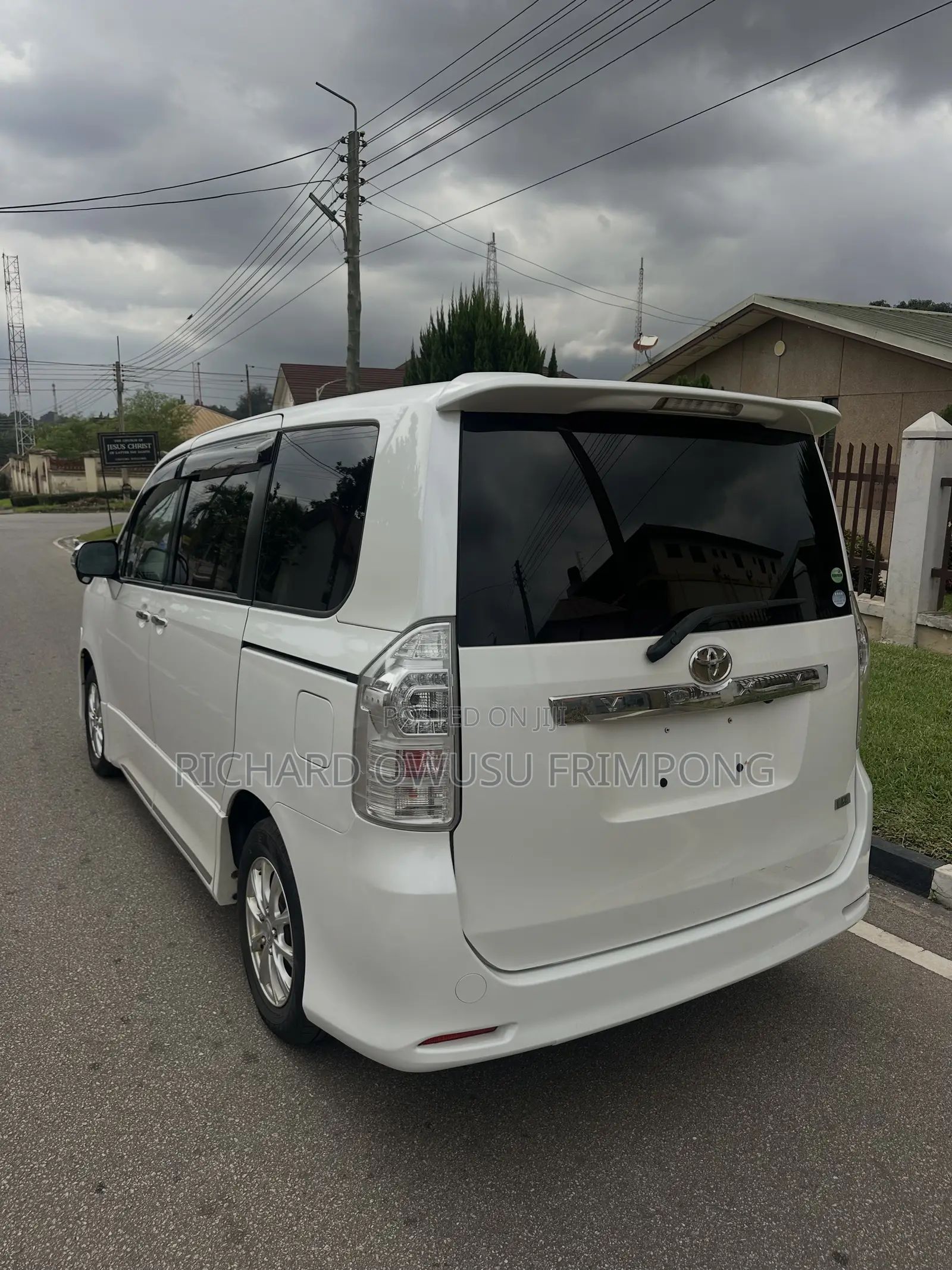 Toyota Voxy V 2WD 8-Seater 2012 White