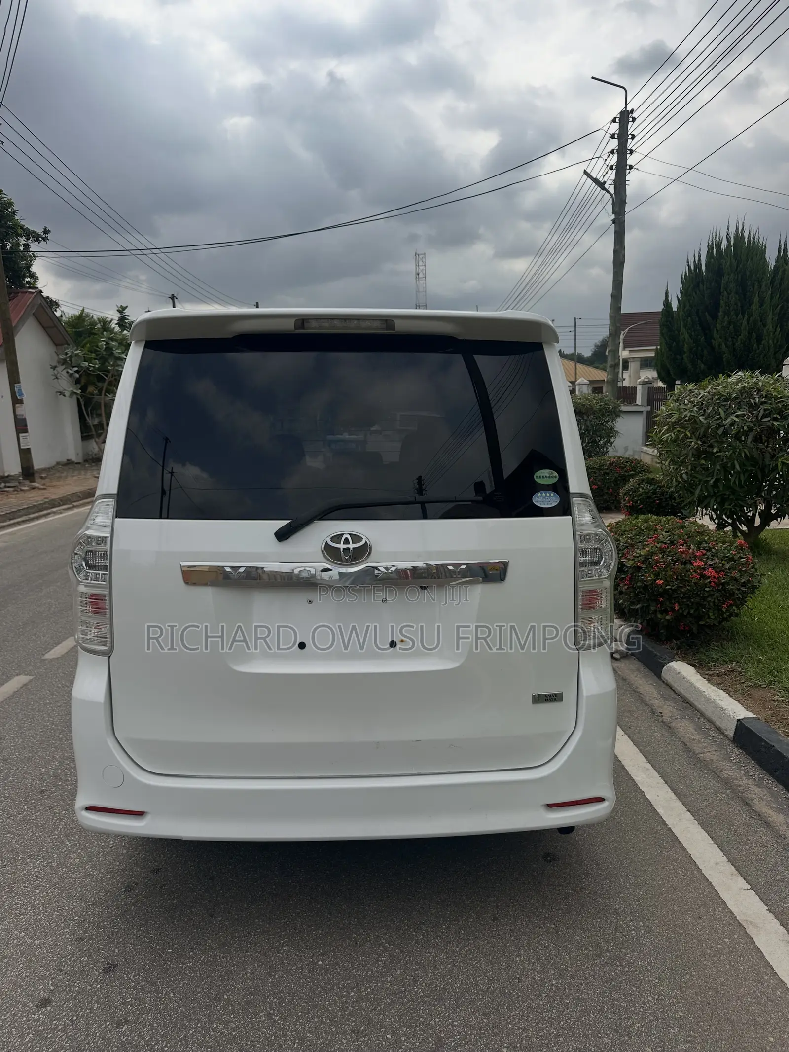 Toyota Voxy V 2WD 8-Seater 2012 White