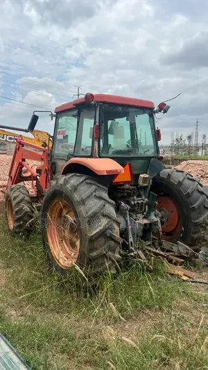 Kubota M105S 4WD Tractor With Front Loader and Wrench