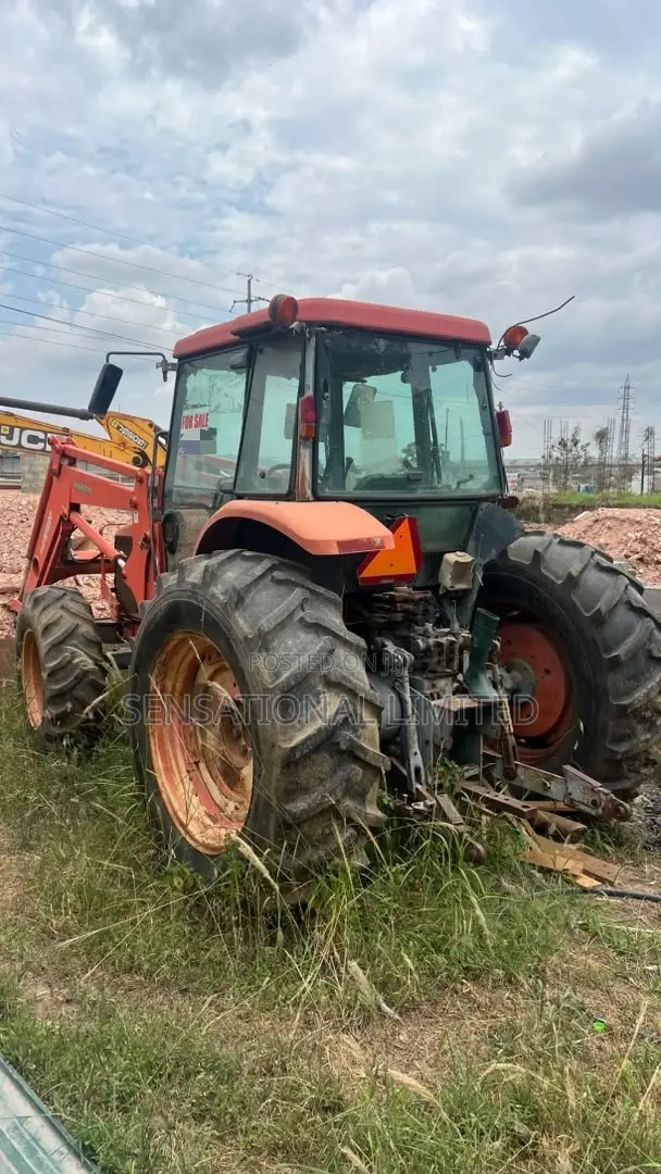 Kubota M105S 4WD Tractor With Front Loader and Wrench