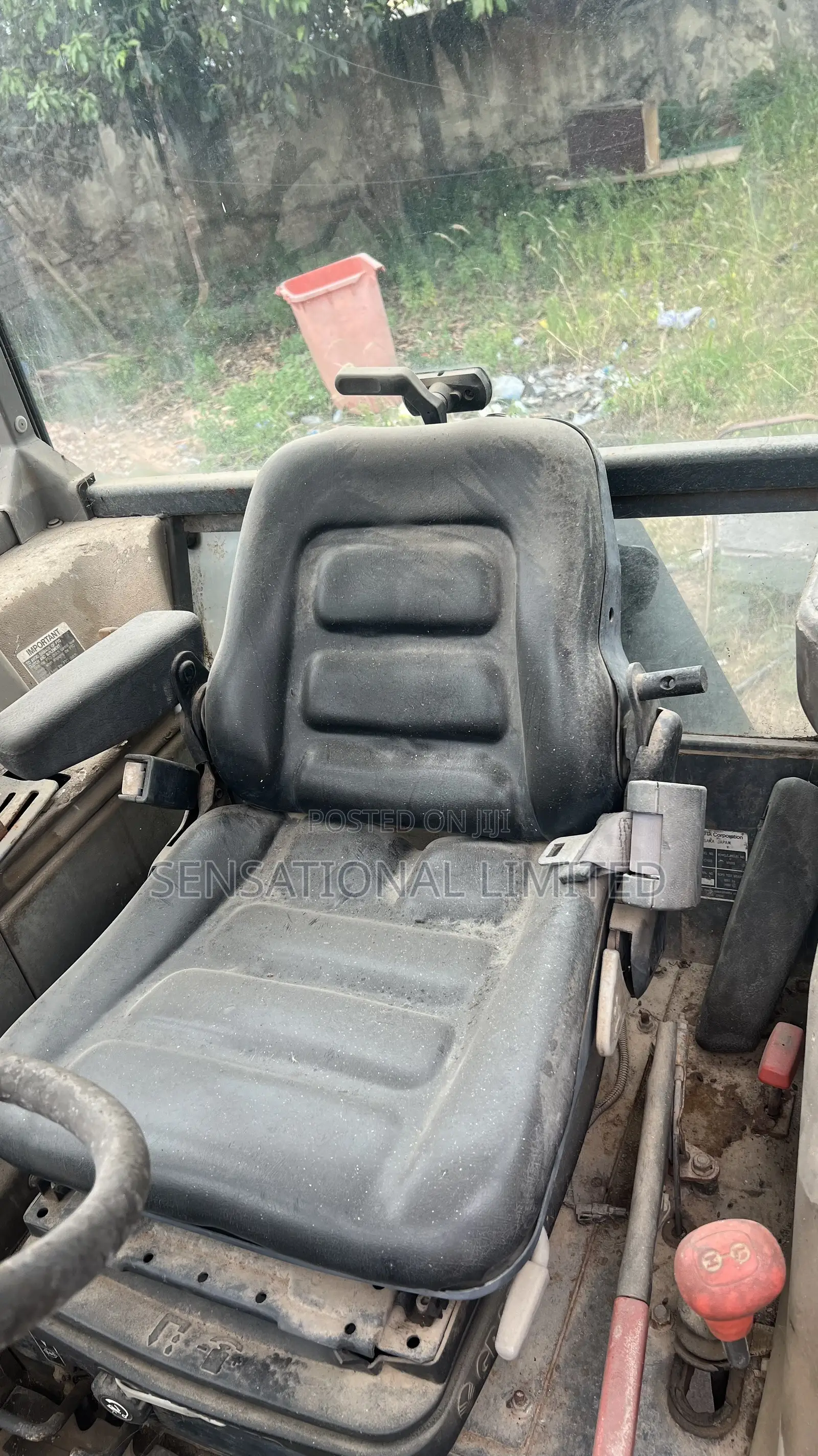 Kubota M105S 4WD Tractor With Front Loader and Wrench