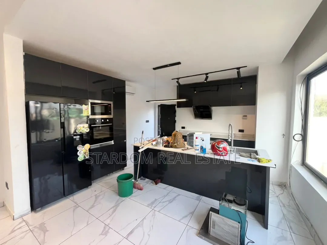 3bdrm Bungalow in Ashaley Botwe, School Junction for rent