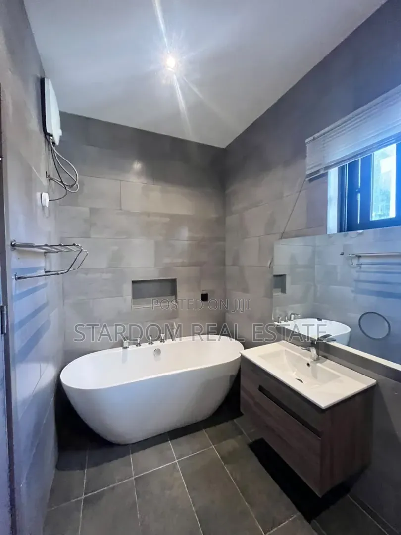 3bdrm Bungalow in Ashaley Botwe, School Junction for rent