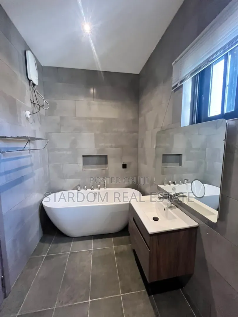 3bdrm Bungalow in Ashaley Botwe, School Junction for rent