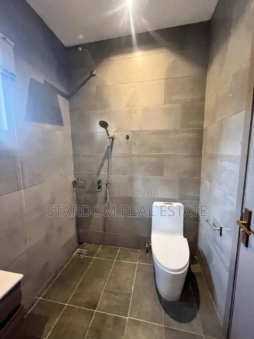 3bdrm Bungalow in Ashaley Botwe, School Junction for rent