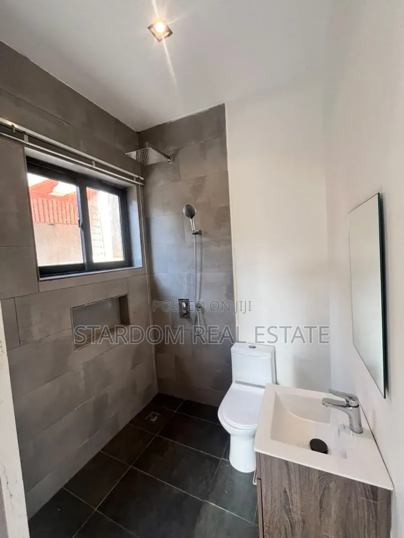 3bdrm Bungalow in Ashaley Botwe, School Junction for rent