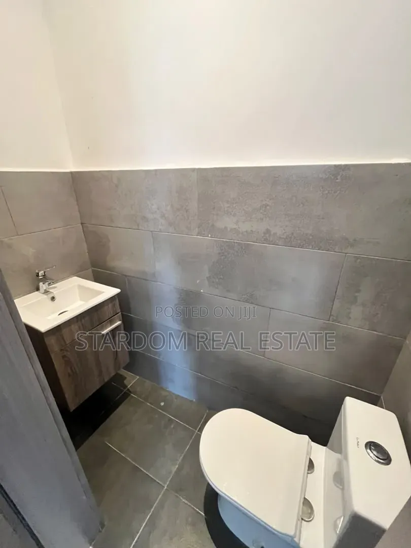 3bdrm Bungalow in Ashaley Botwe, School Junction for rent