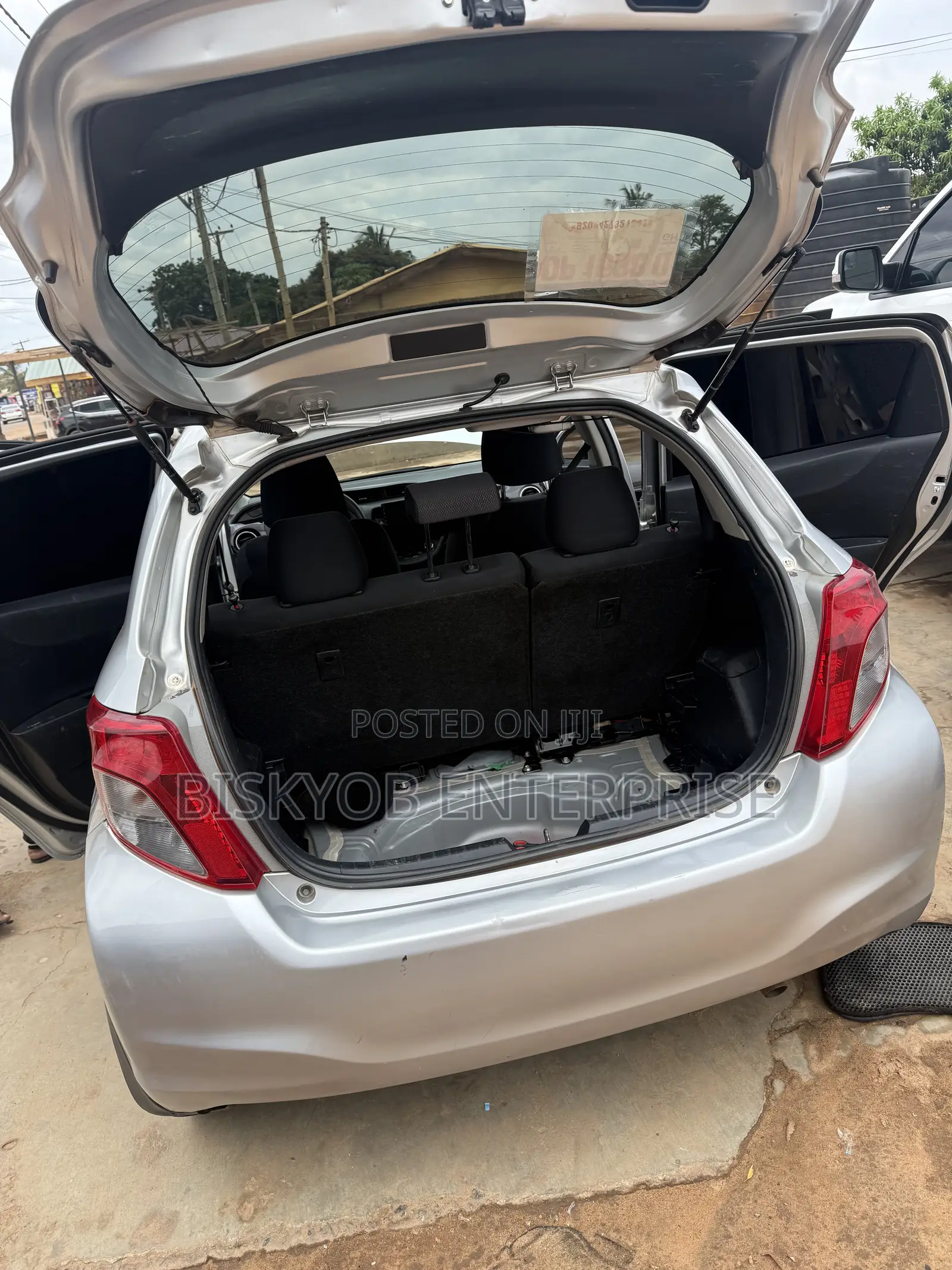 Toyota Vitz 2012 Silver