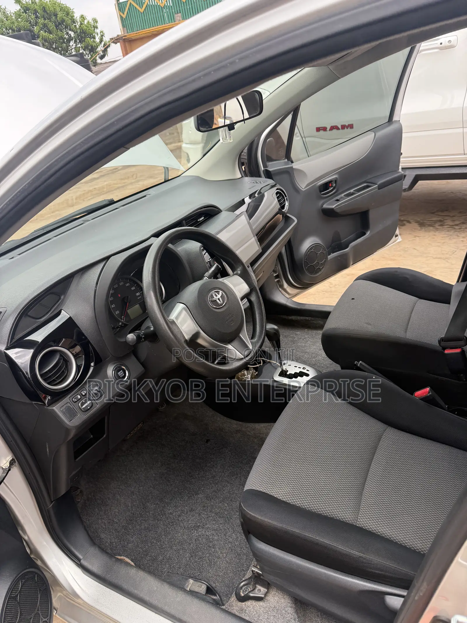 Toyota Vitz 2012 Silver