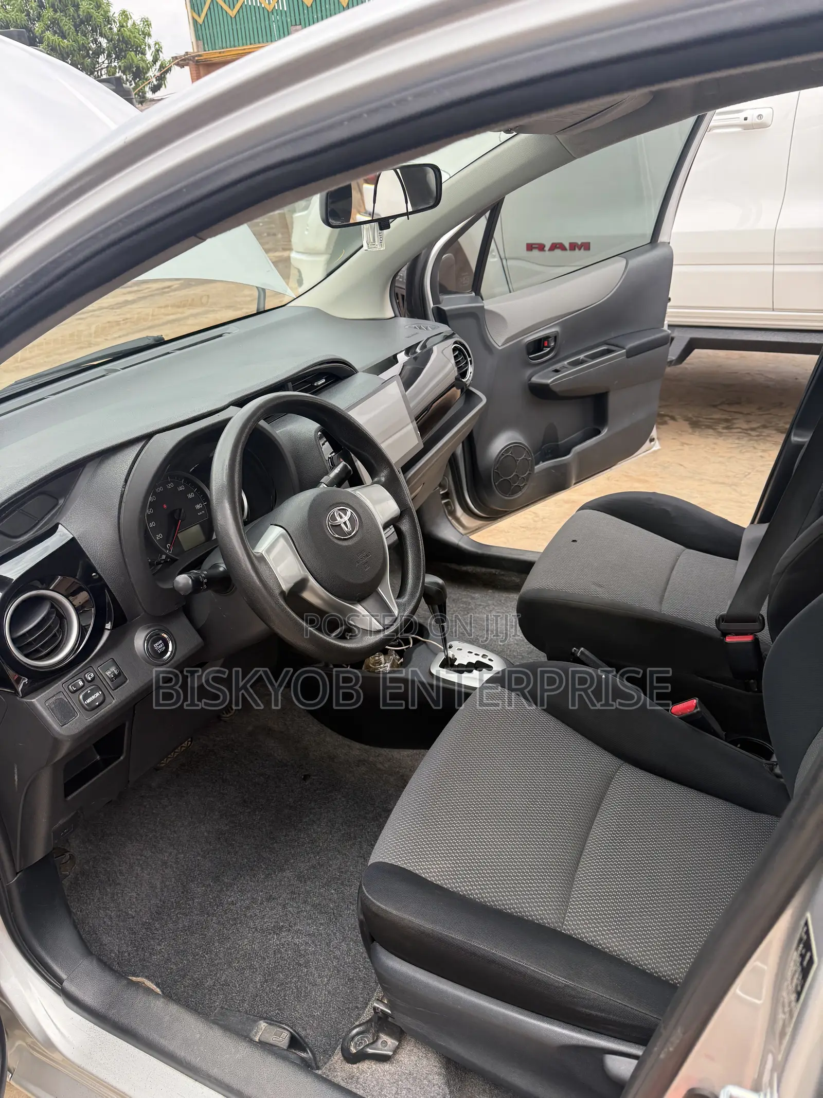 Toyota Vitz 2012 Silver