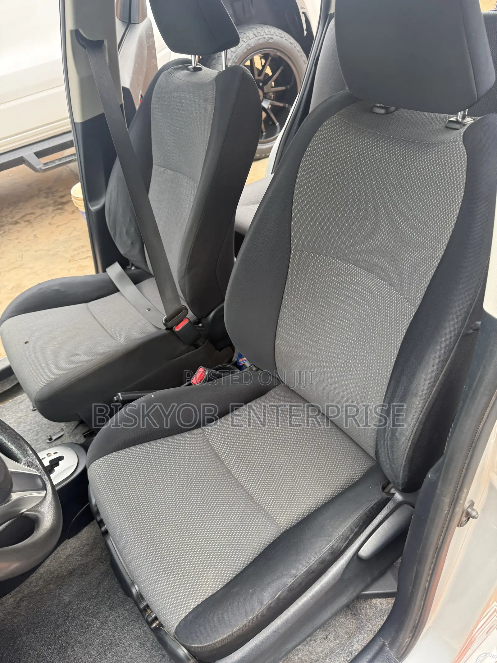 Toyota Vitz 2012 Silver
