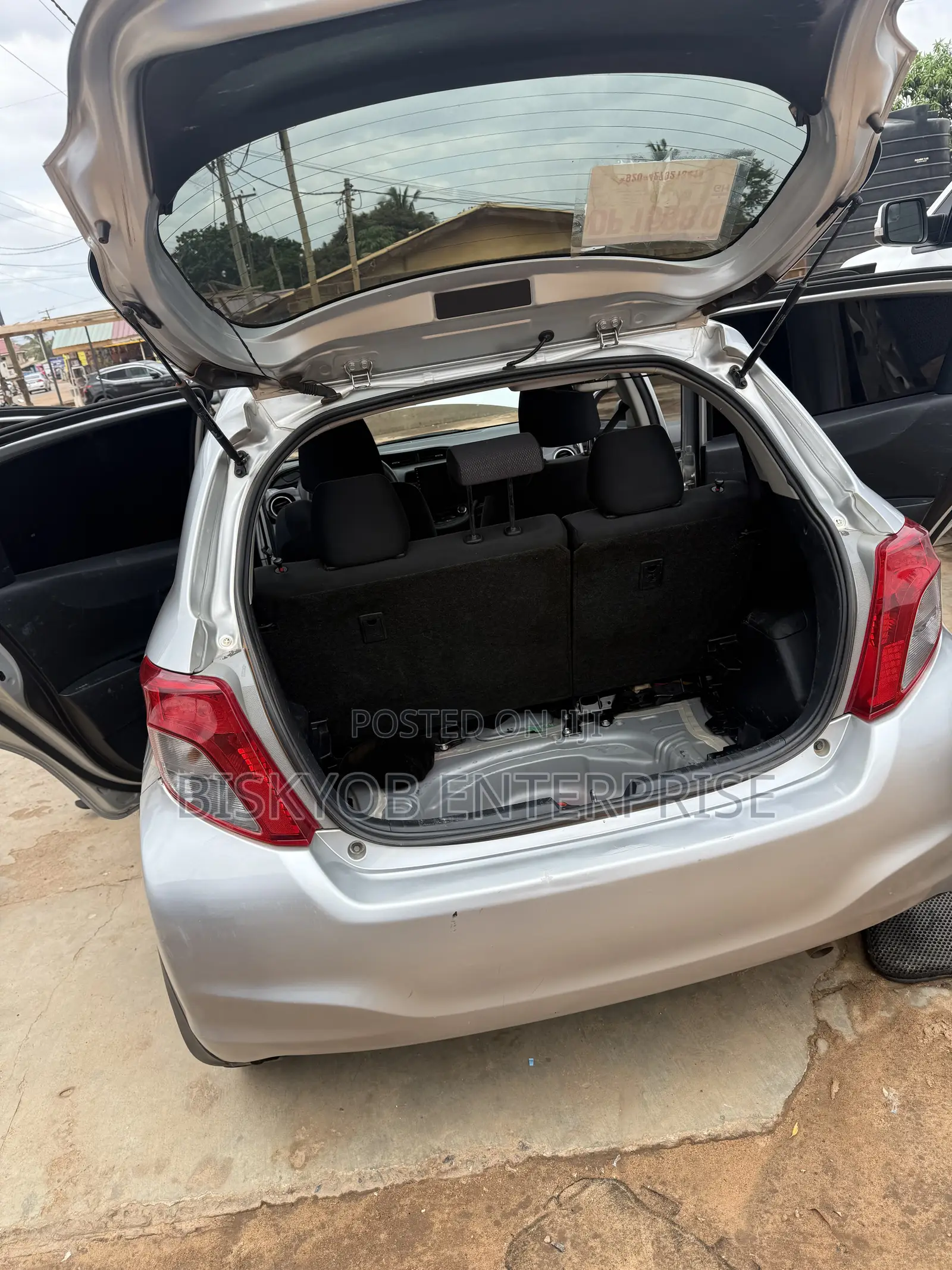 Toyota Vitz 2012 Silver