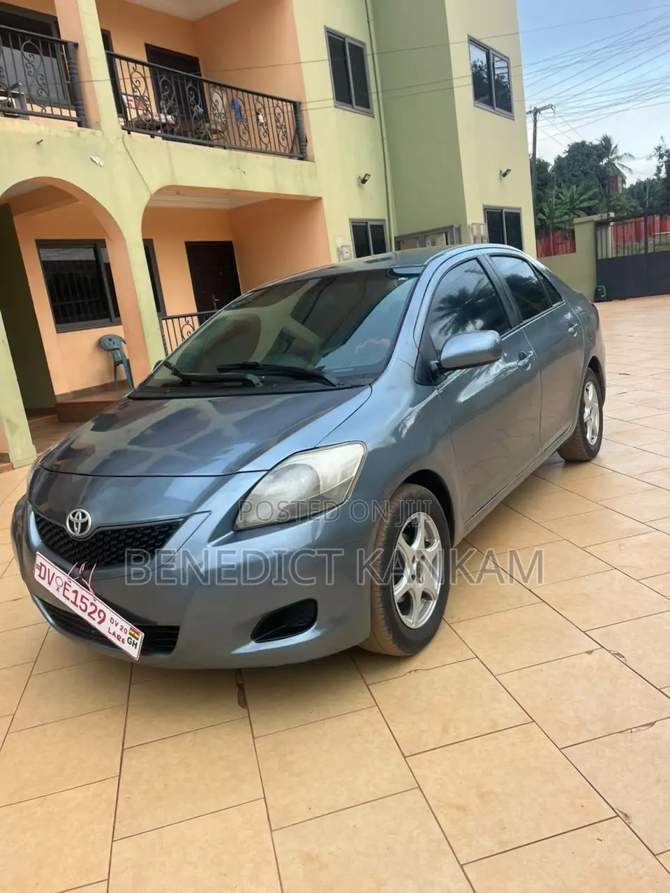 Toyota Yaris Base Sedan 4dr 2010 Gray