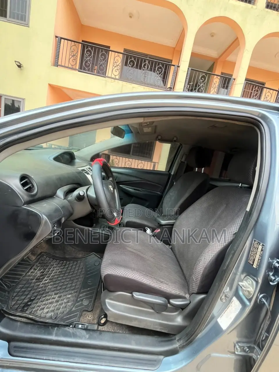 Toyota Yaris Base Sedan 4dr 2010 Gray