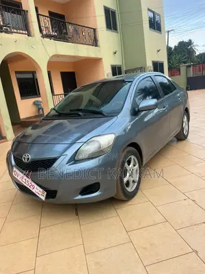 Toyota Yaris Base Sedan 4dr 2010 Gray
