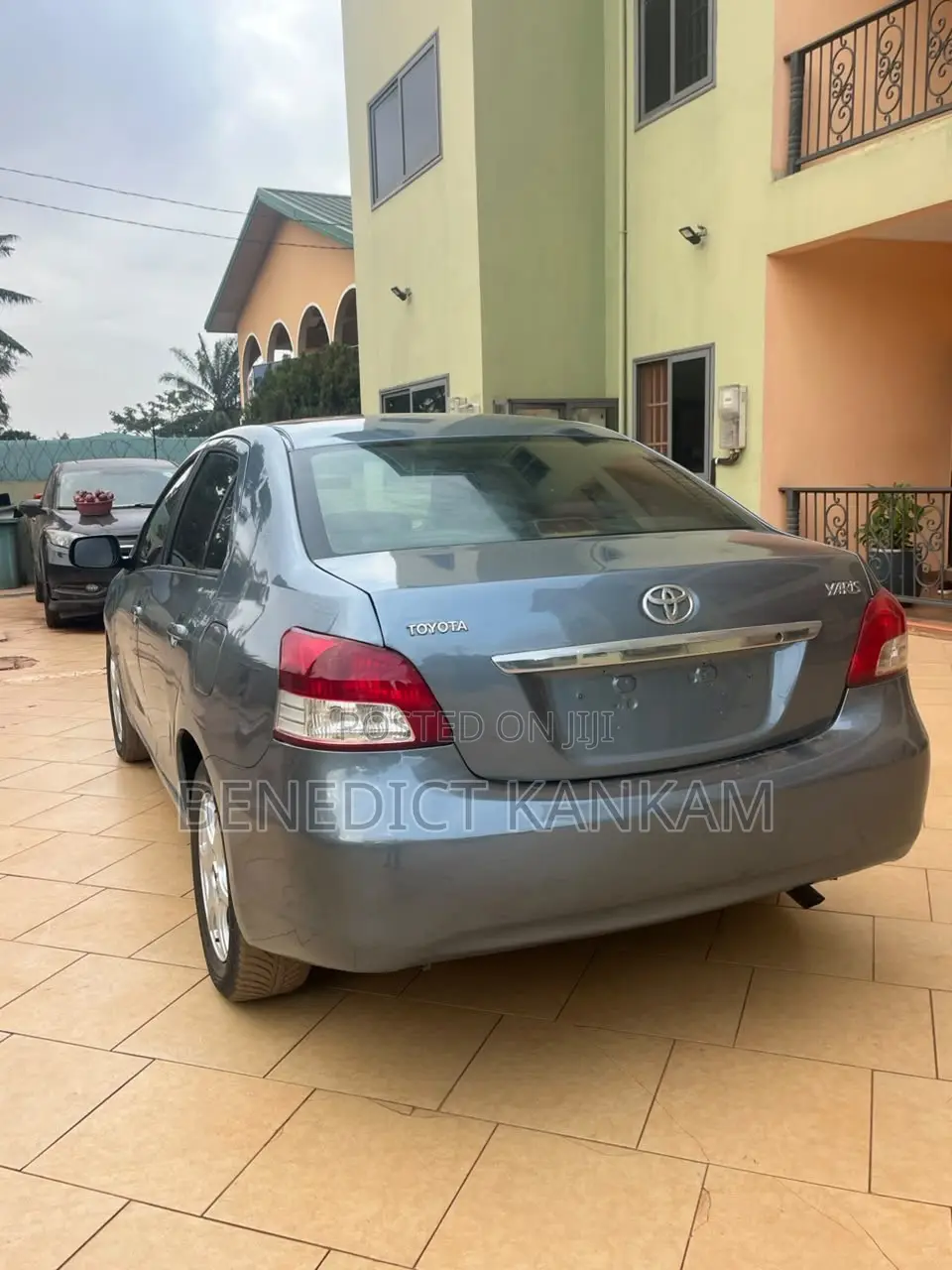 Toyota Yaris Base Sedan 4dr 2010 Gray