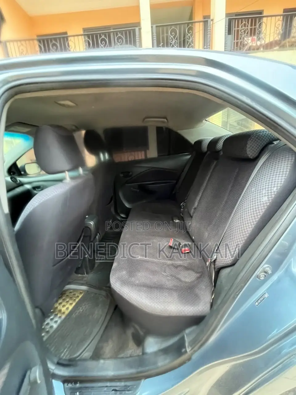Toyota Yaris Base Sedan 4dr 2010 Gray