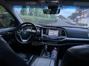 Toyota Highlander SE 4x4 V6 (3.5L 6cyl 8A) 2018 Black