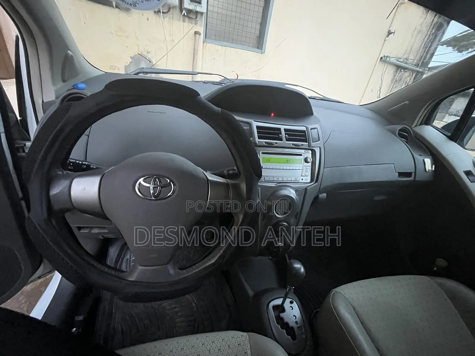 Toyota Vitz 1.3 FWD 5dr 2010 White