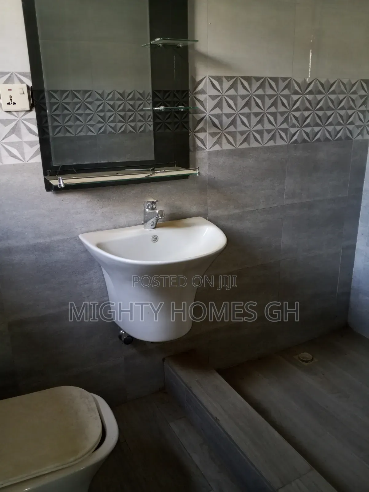 5bdrm House in Mighty Homes, Kasoa for rent