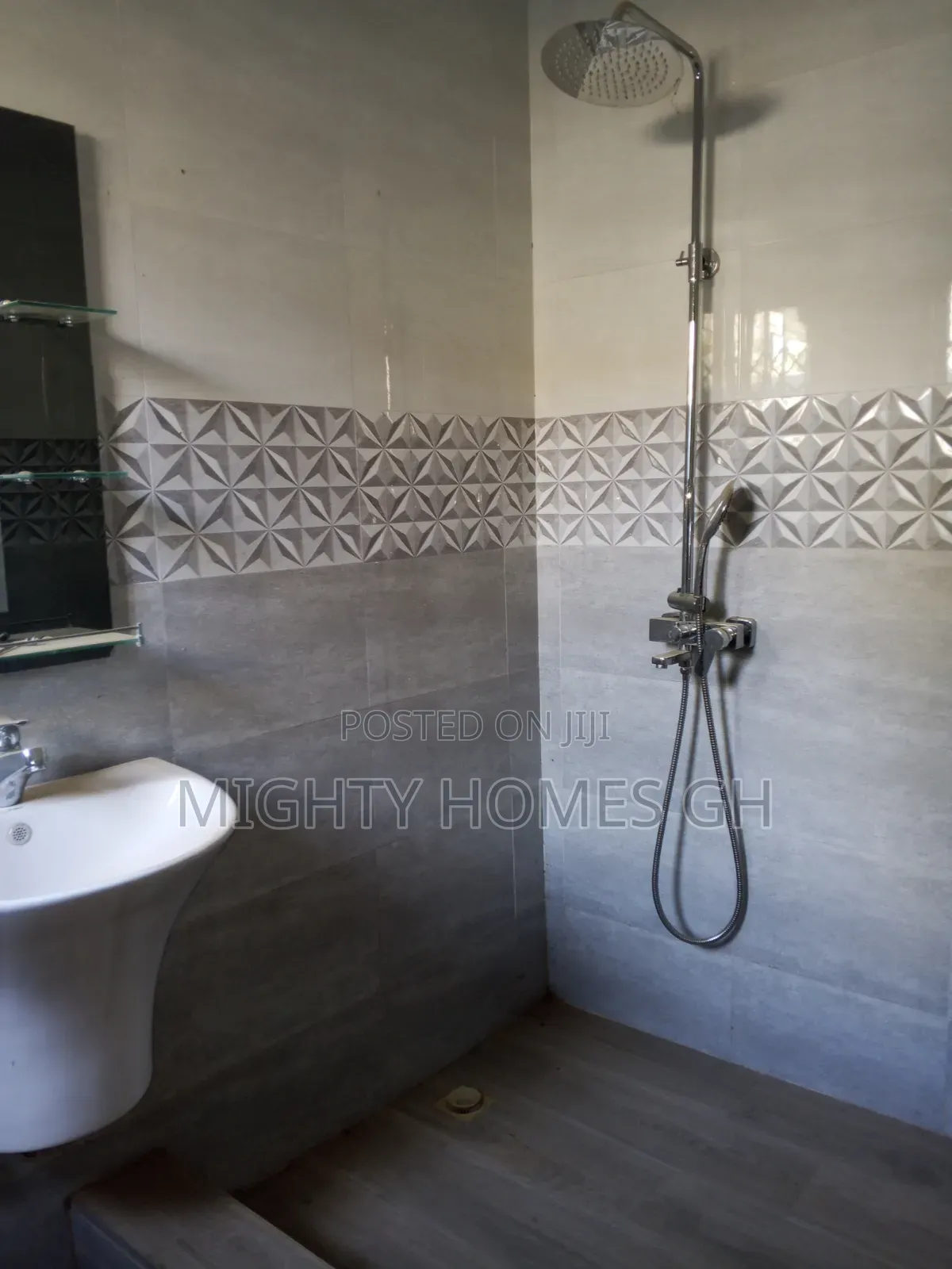 5bdrm House in Mighty Homes, Kasoa for rent