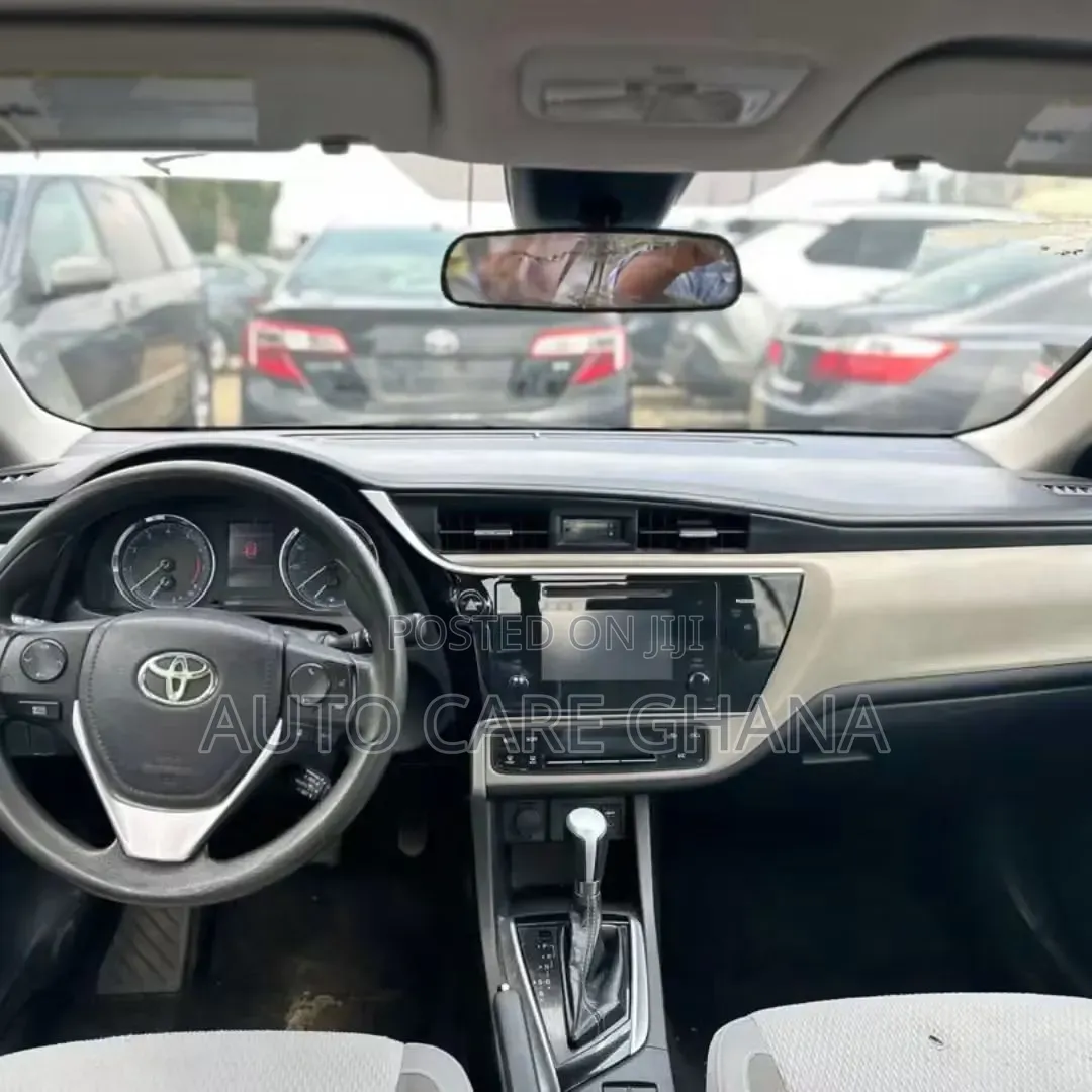 Toyota Corolla LE (1.8L 4cyl 2A) 2018 Gray