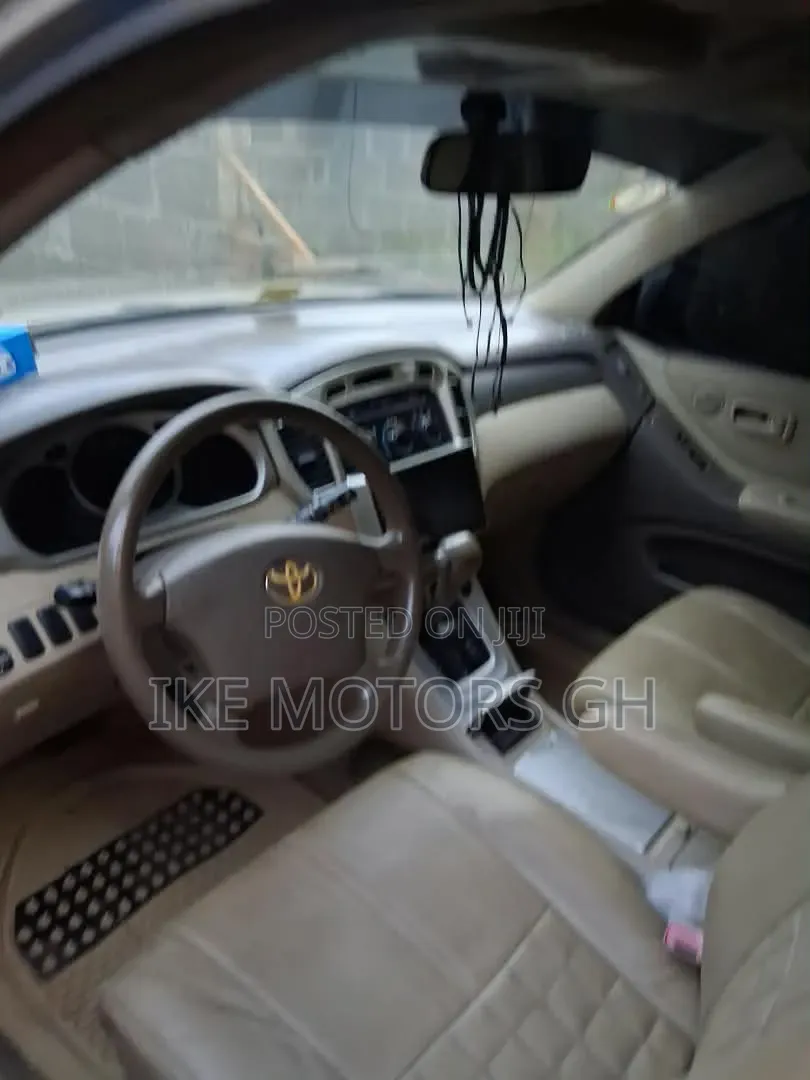 Toyota Highlander Base 2010 Gray
