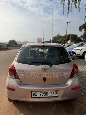 Toyota Vitz 2010 Silver