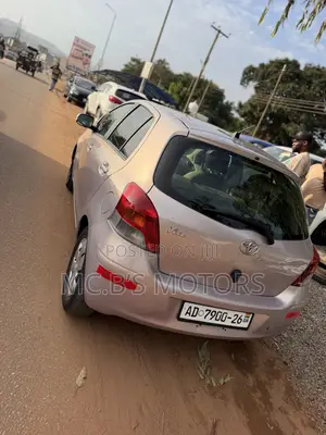 Toyota Vitz 2010 Silver