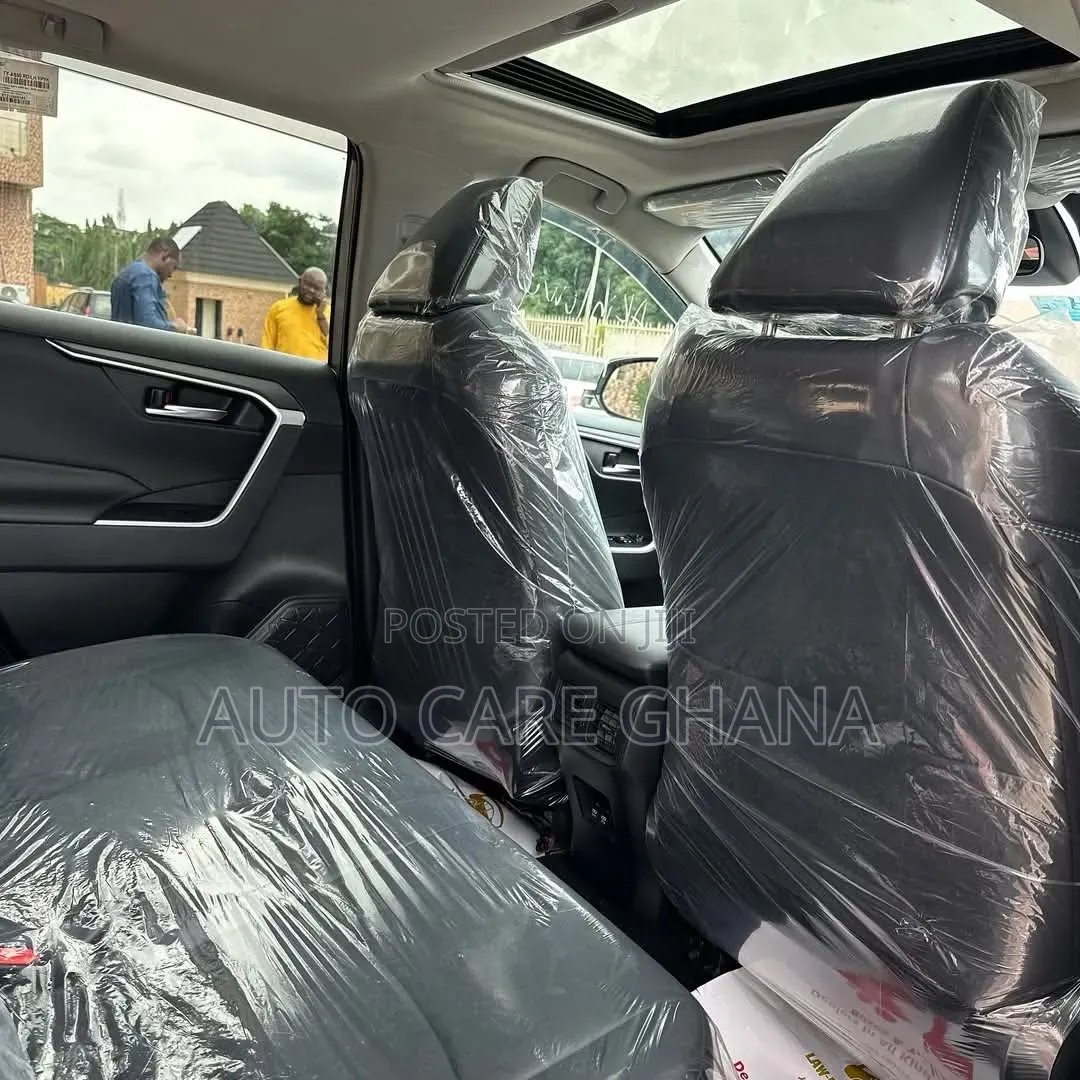 Toyota RAV4 XLE 2021 Silver