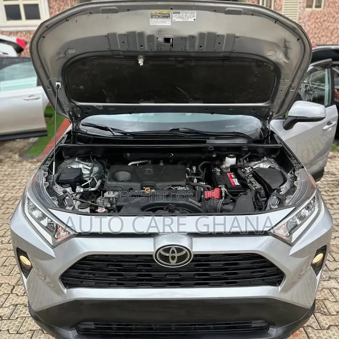 Toyota RAV4 XLE 2021 Silver